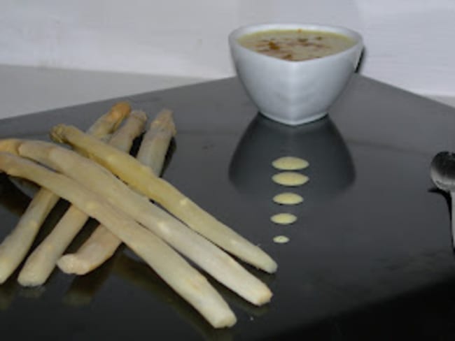 Asperges blanches à la sauce aérienne marocaine