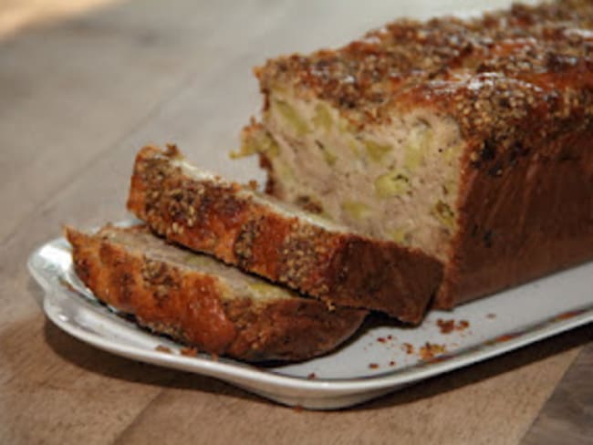 Cake rustique à la rhubarbe, aux fleurs d'acacias et au sésame