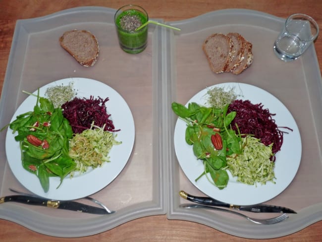 Plateau TV tout cru :Smoothie courgettes, épinards, graines de chia et trio de salades