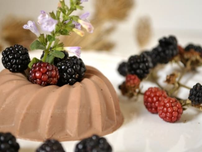 Panna cotta chocolat au lait et mûres sauvages