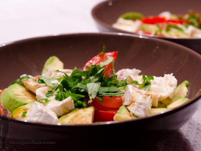 Salade de tomates, avocat et chèvre