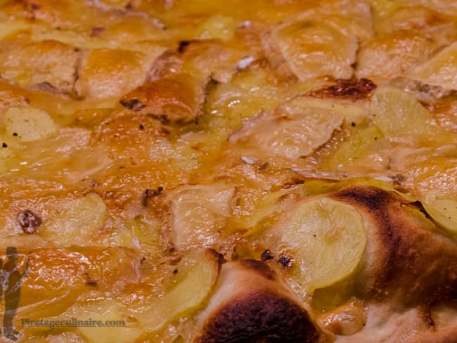 Pizza aux pommes de terre, brie et livarot