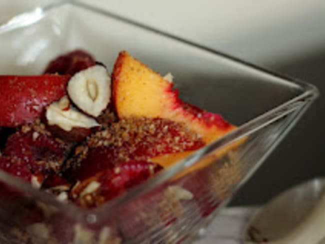 Salade de nectarines et framboises vanillée aux noisettes et au sésame