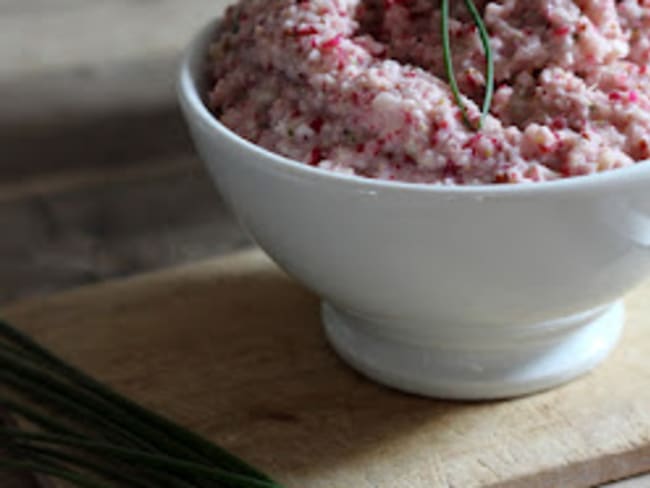 Tartinade facile et toute rose au radis, échalote, chèvre et ciboulette