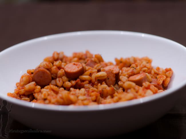 Ebly à la sauce tomate et aux saucisses