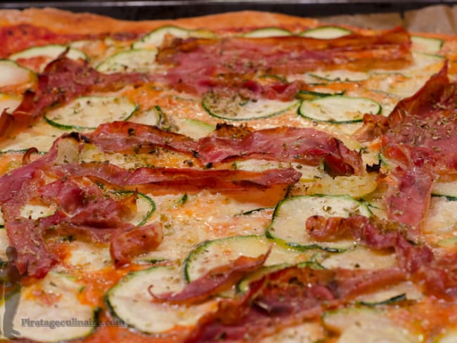 Pizza à la courgette, au jambon de Parme et à la purée d'ail