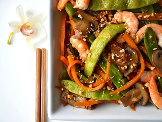 Wok de légumes croquants, cacahuètes et crevettes à l'asiatique