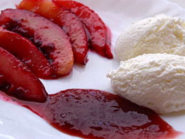 Mousse de fromage blanc, nectarines poêllées et coulis de framboises