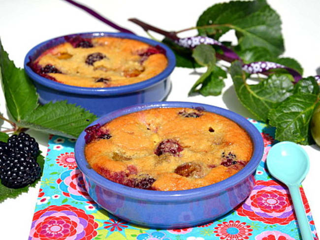 Clafoutis d'amande aux prunes et aux mûres