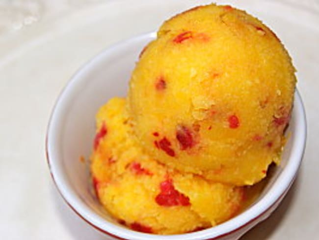 Sorbet à la mangue et brisures de framboises