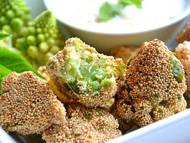 Beignets de chou romanesco frits aux graines d'amarante et au basilic