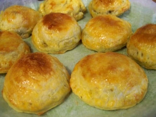 chaussons feuilletés chavignol et tapenade au miel de fleurs