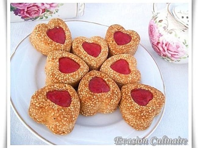 Biscuits sablés en forme de coeur au sésame et confiture