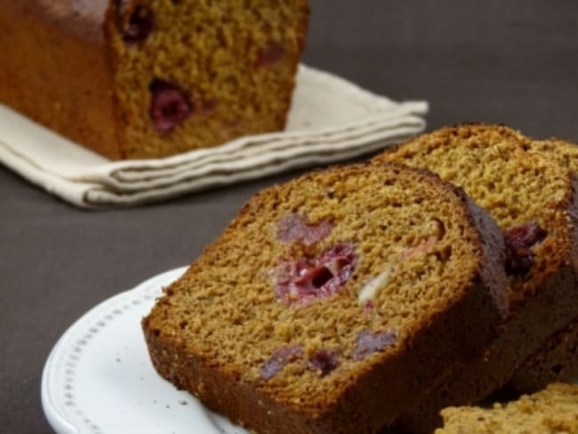 Pain d'épices aux framboises fraises confites et noix de pecan