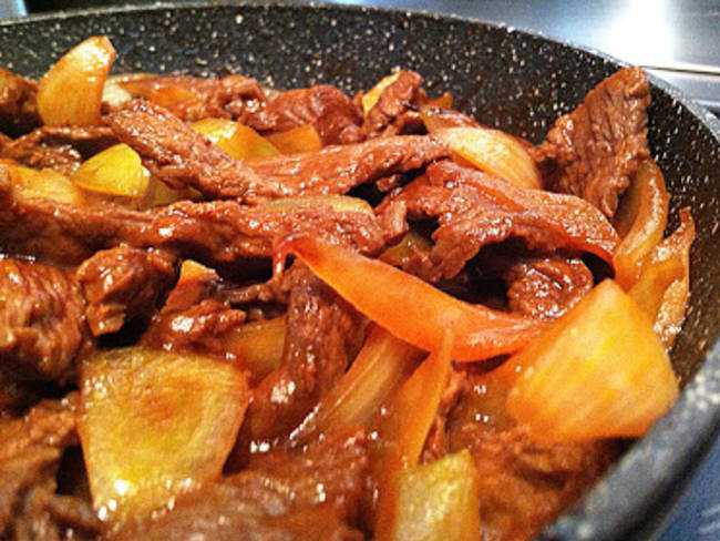 Sauté de boeuf à l'oignon