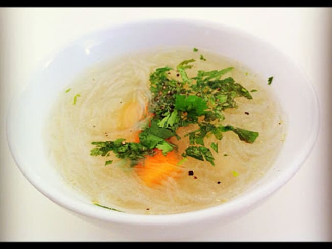 Bouillon de vermicelles au poulet et coriandre