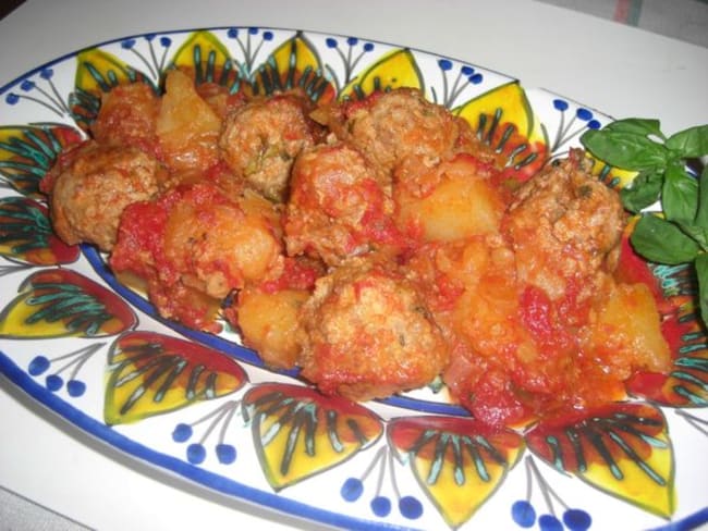 Boulettes de viande en sauce avec pommes de terre