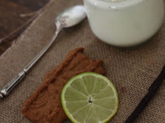 Yaourts au lait de chèvre, vanille, citron vert et miettes de Spéculoos