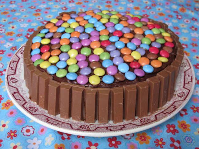 gâteau d'anniversaire kit kat - smarties