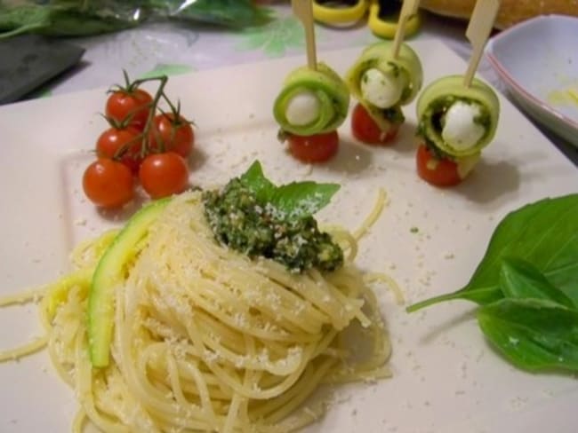 Bouchées courgettes douces, billes de mozzarella et pesto à la Genovese