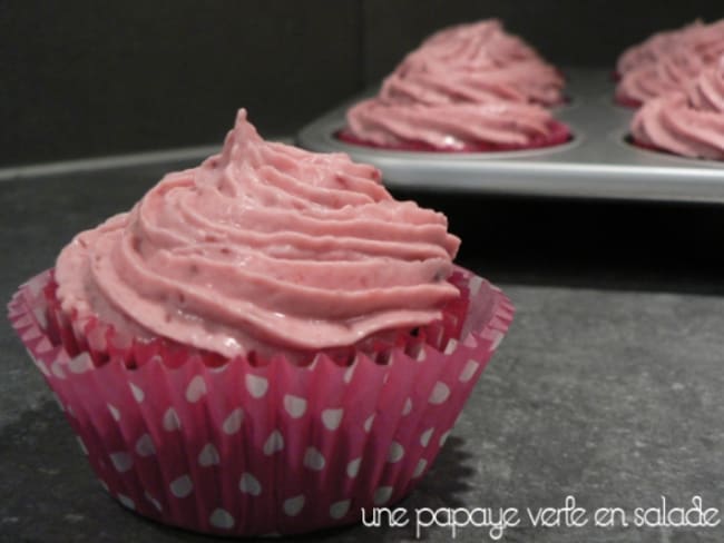 Cupcakes chocolat coeur de confiture de framboises , glaçage framboise