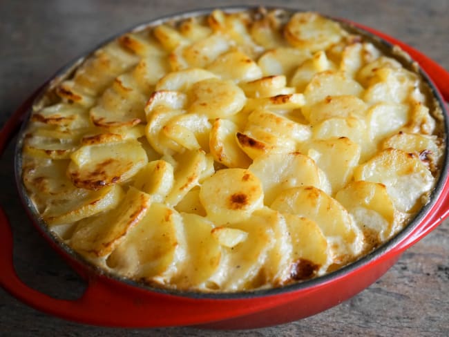 Gratin dauphinois dans un plat rond rouge