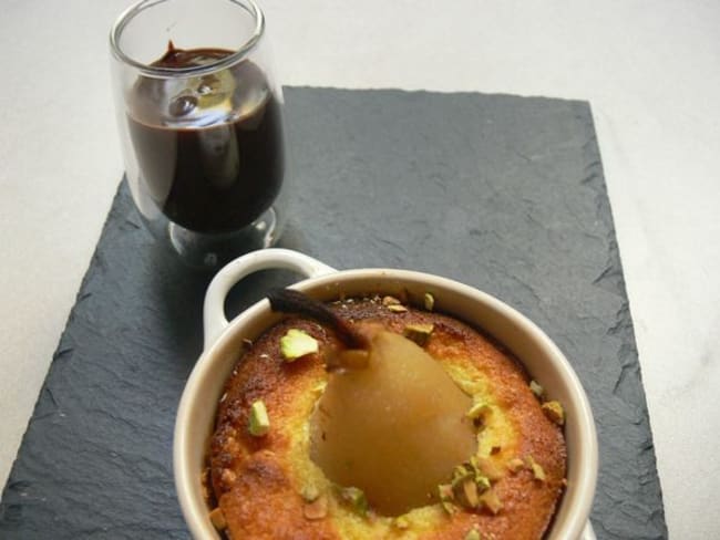 Cocotte de poire, creme d'amandes et sauce au chocolat