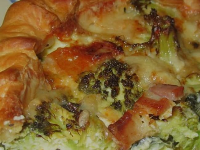 Une tarte feuilletée brocoli roquefort