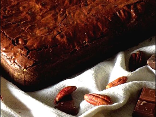 Brownie, éclat chocolat au caramel et noix pécan caramélisées