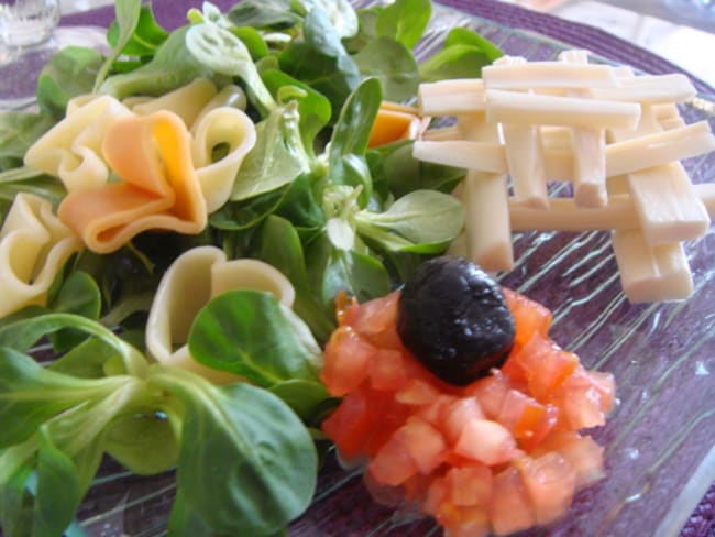 SALADE DE MACHE, COEURS DE PALMIER, PATES ET CONCASSE DE TOMATES