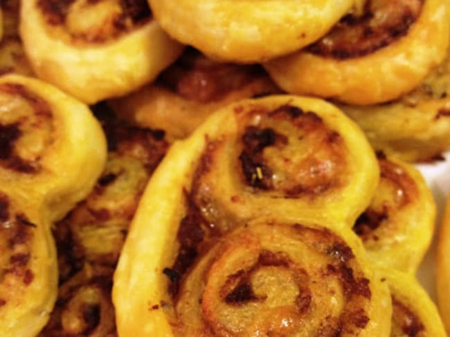 Les palmiers bronzés aux tomates séchées et au parmesan