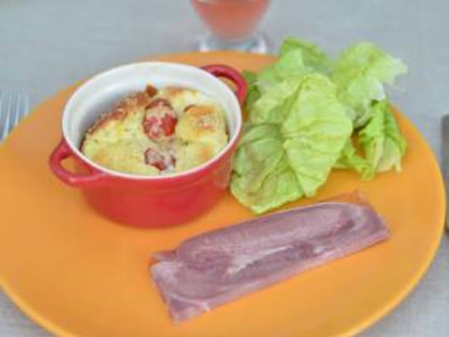 Tomates mozza en clafoutis, salade au balsamique