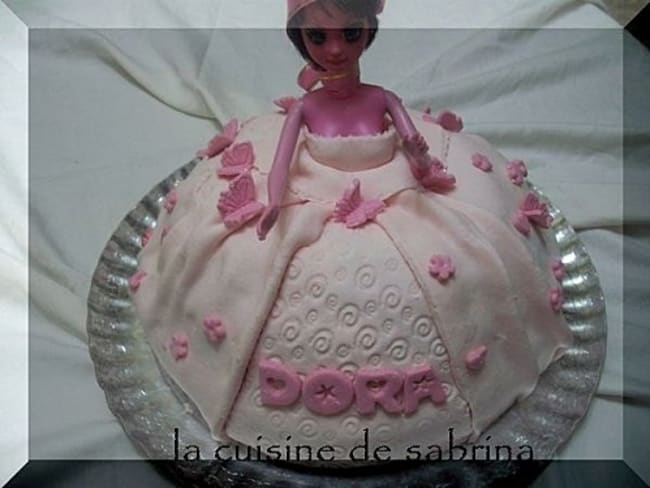 Gâteau d’anniversaire poupée pour une petite fille