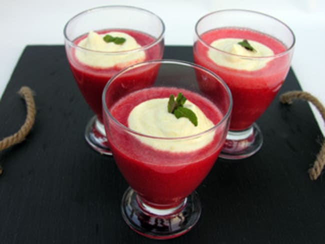 Soupe de fraises, mousse exotique