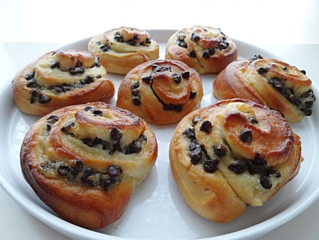 Petites brioches aux pépites de chocolat et perles de sucre