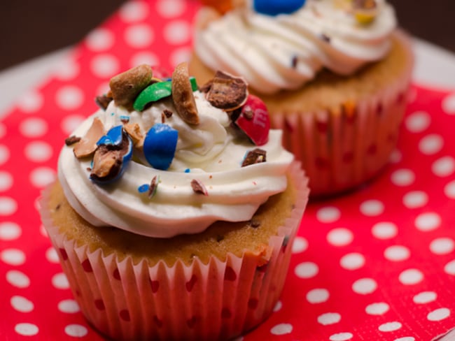 Cupcakes au beurre de cacahuètes et M&Ms au topping chantilly