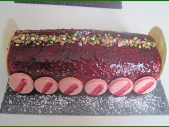 Bûche aux framboises et pistaches