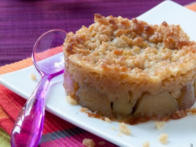 Crumble aux pommes et fleurs de violettes cristallisées