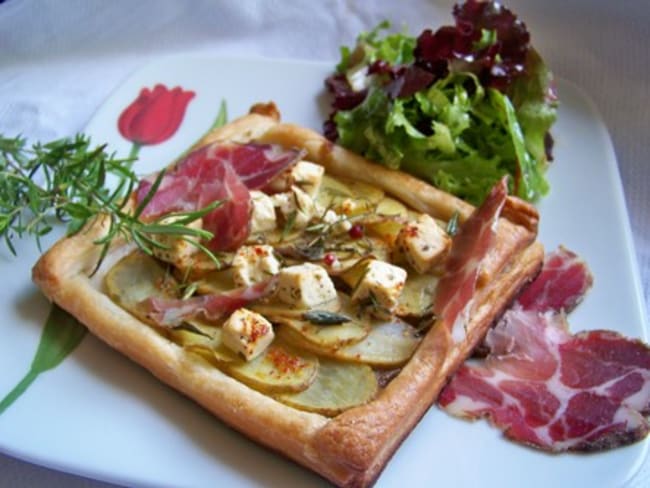 Tarte feuilletée de Charlottes sur confit d'oignons et feta aux herbes