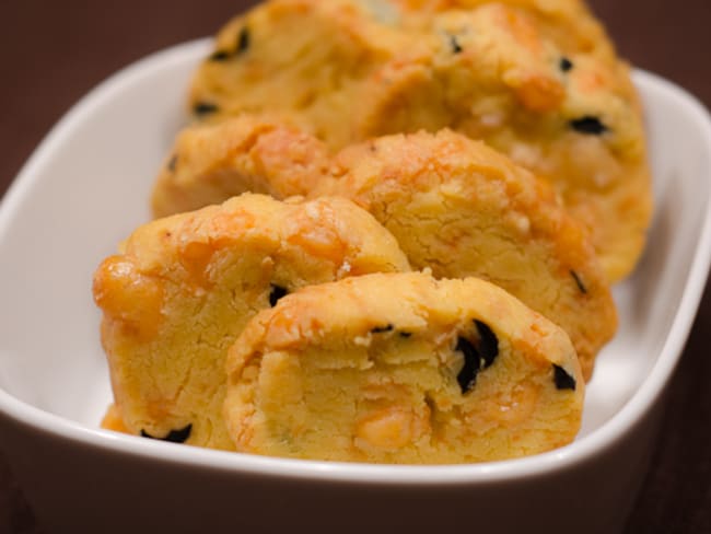 Sablés au parmesan et aux olives noires à servir à l'apéritif