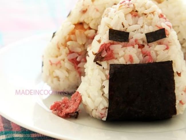 Onigiri fleurs de cerisier au saumon