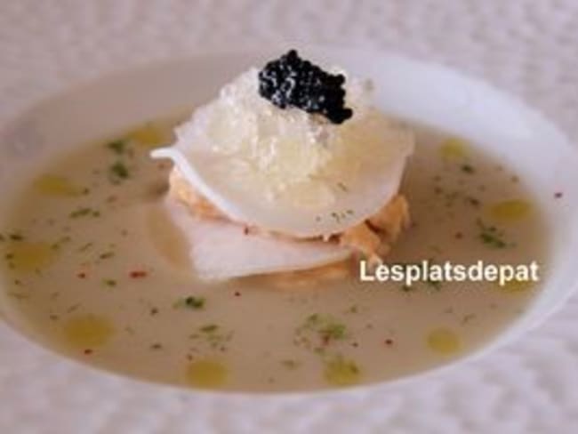 Millefeuille de radis noir au crabe sauce cocktail whisky, soupe froide de fenouil, granité de whisky, caviar : une entrée savoureuse et festive