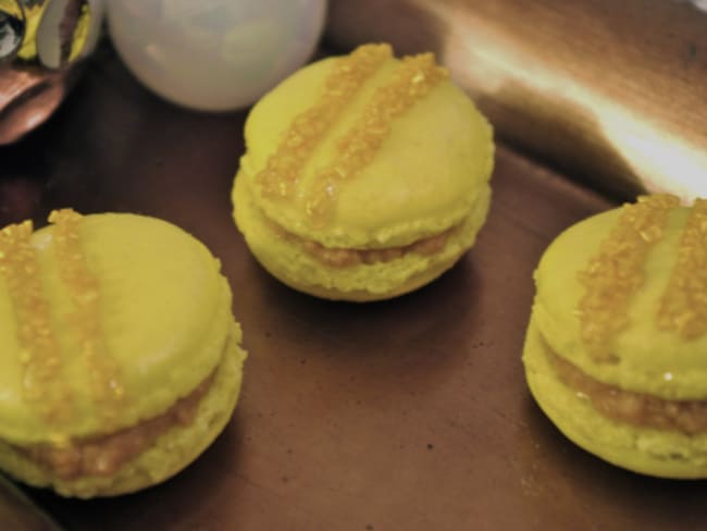 Macarons au foie gras en robe d’or