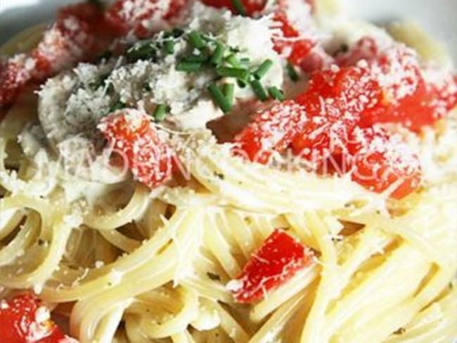 Spaghettis à la crème, champignons et tomate fraîche