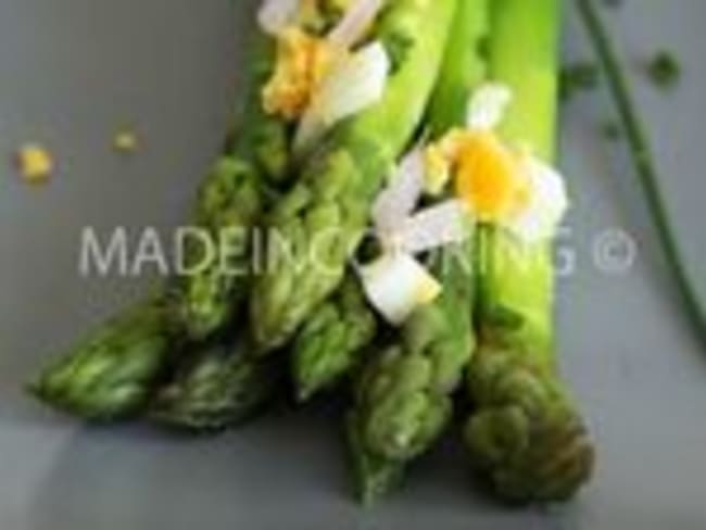 Asperges vertes, oeuf avec vinaigrette