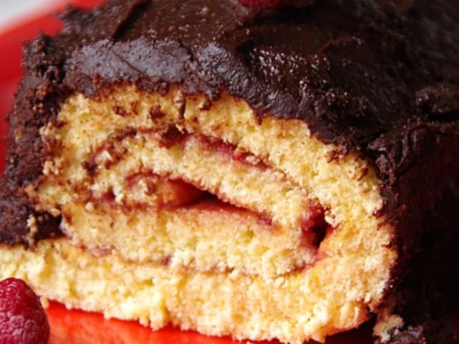 Biscuit roulé à la framboise et chocolat façon bûche