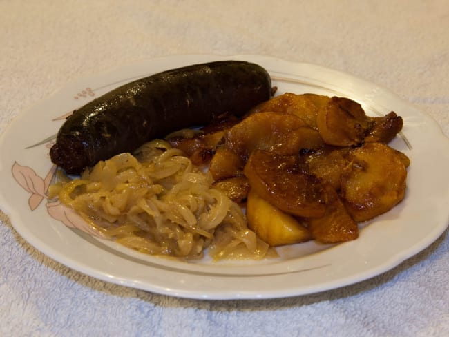 Pomme Pompidou flambée au calvados accompagné de son boudin noir et sa compotée d'oignons