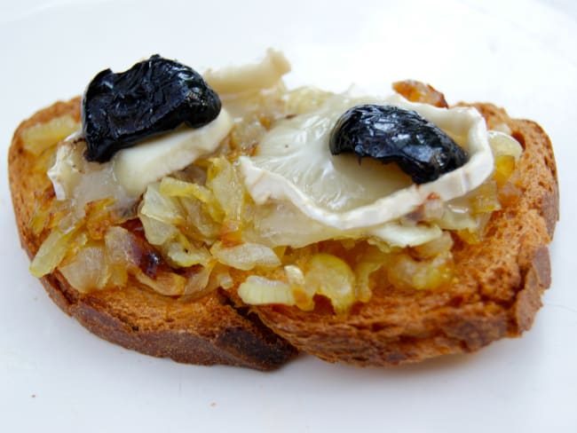 Tartine au chèvre et confit d'oignons