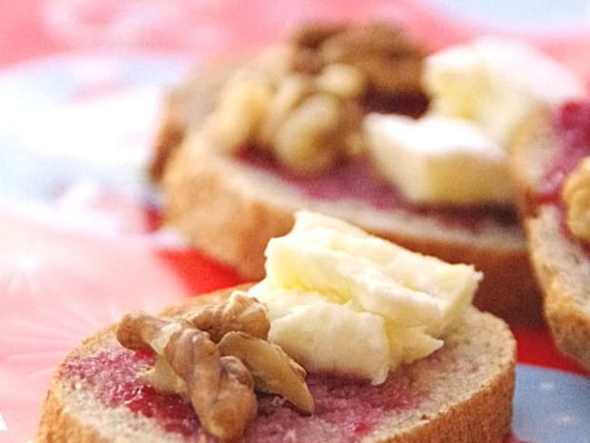 Toasts à la confiture de framboises, camembert et noix