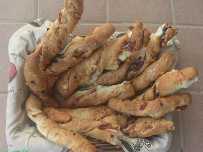 Grissini torsadés au jambon cru et fromage